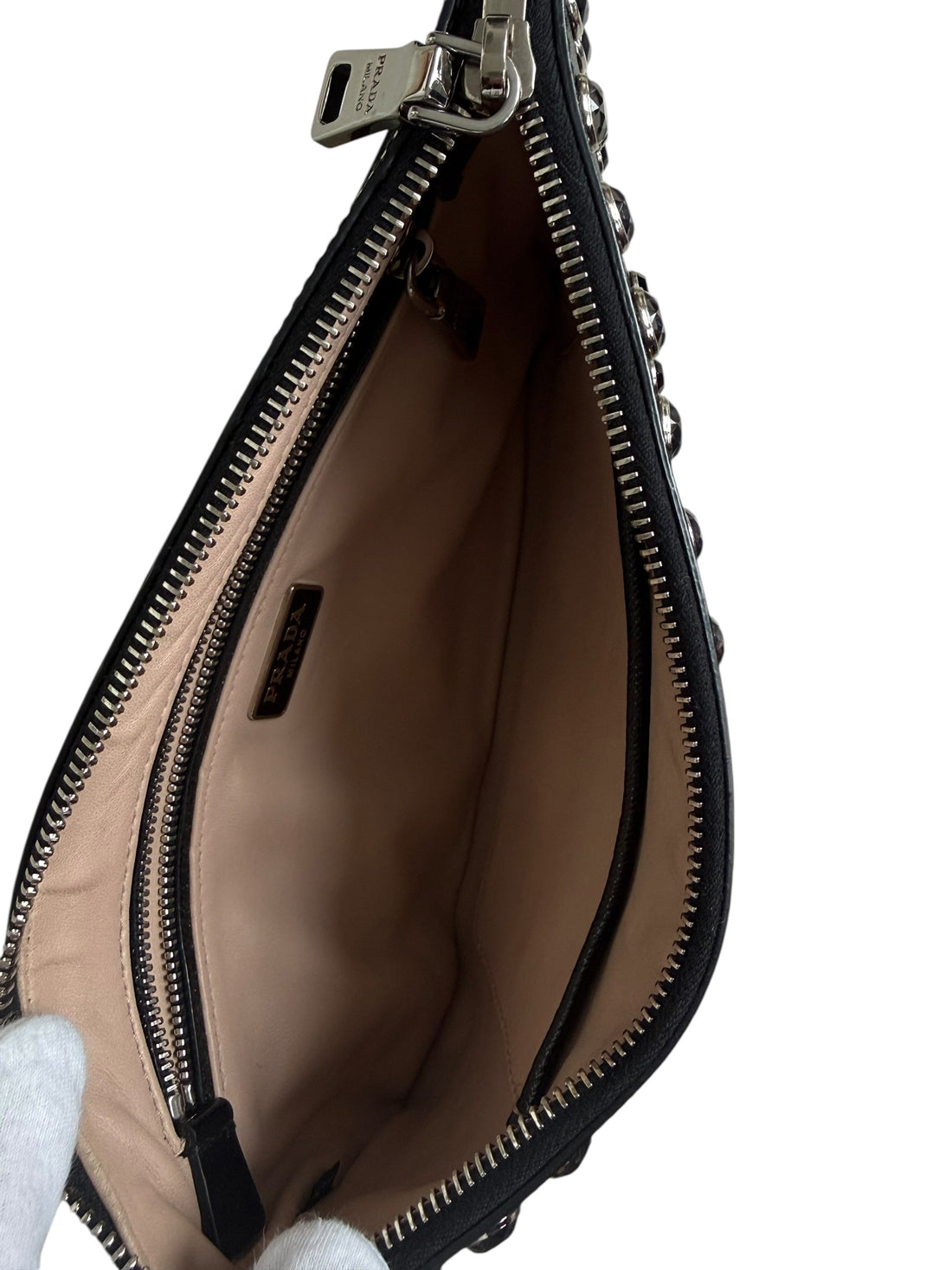 PRADA Pouch Pochette / Clutch ist aus Saffiano-Leder gefertigt und mit Kristallen sowie silberfarbenen Beschlägen Nieten verziert.