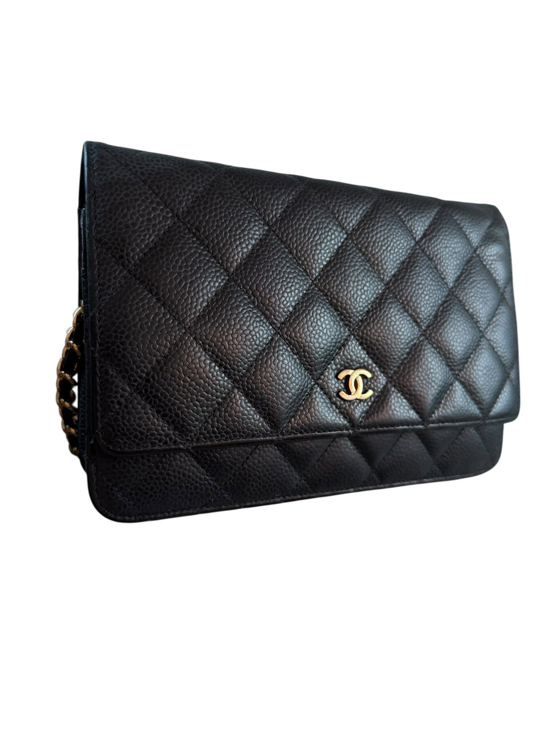 CHANEL WOC Wallet on Chain aus schwarzem Kaviarleder und goldfarbener Hardware.