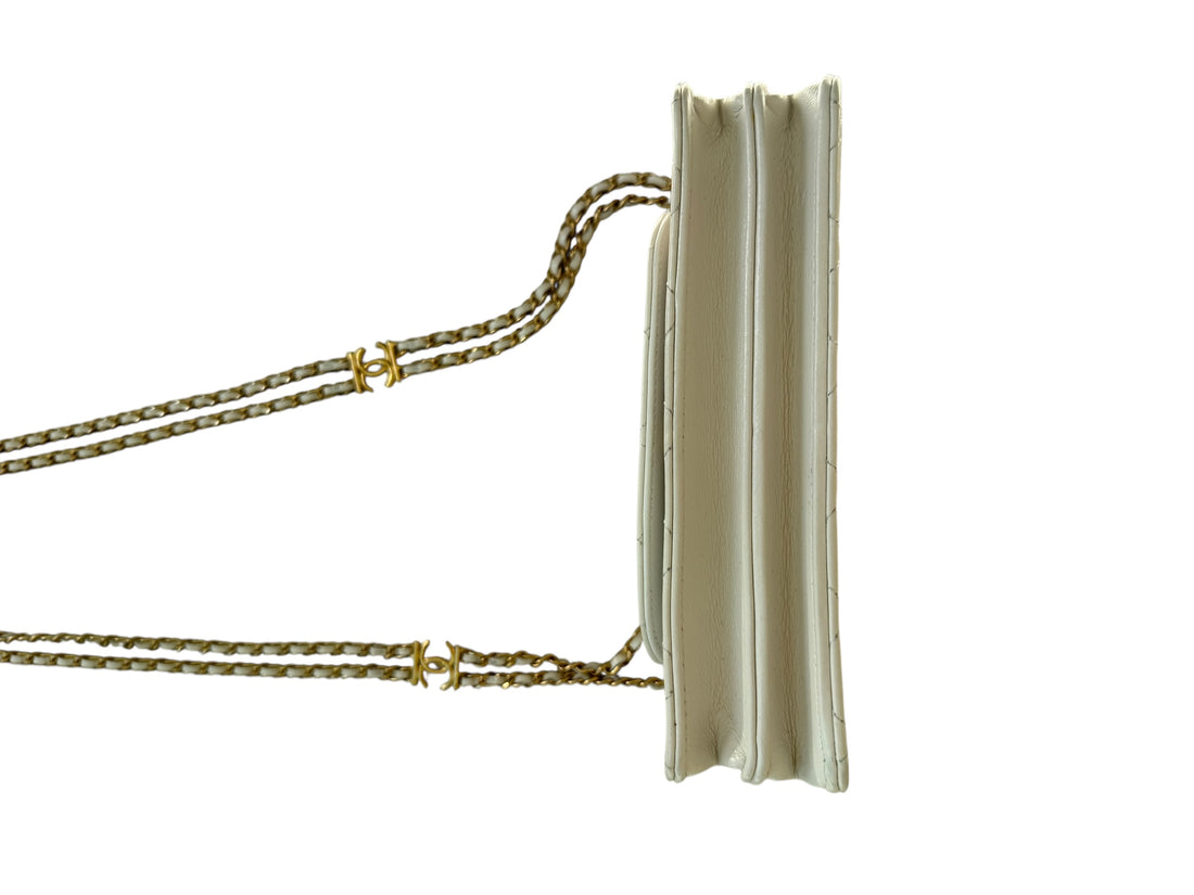 Chanel WOC Wallet on Chain in hellcreme / weiss