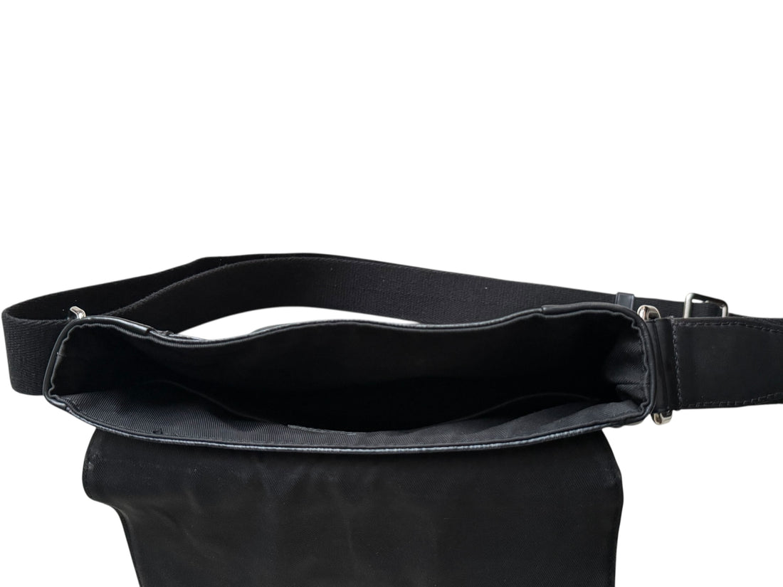 Louis Vuitton District in Damier Graphite mit verstellbarem Schulterriemen aus Jacquard.