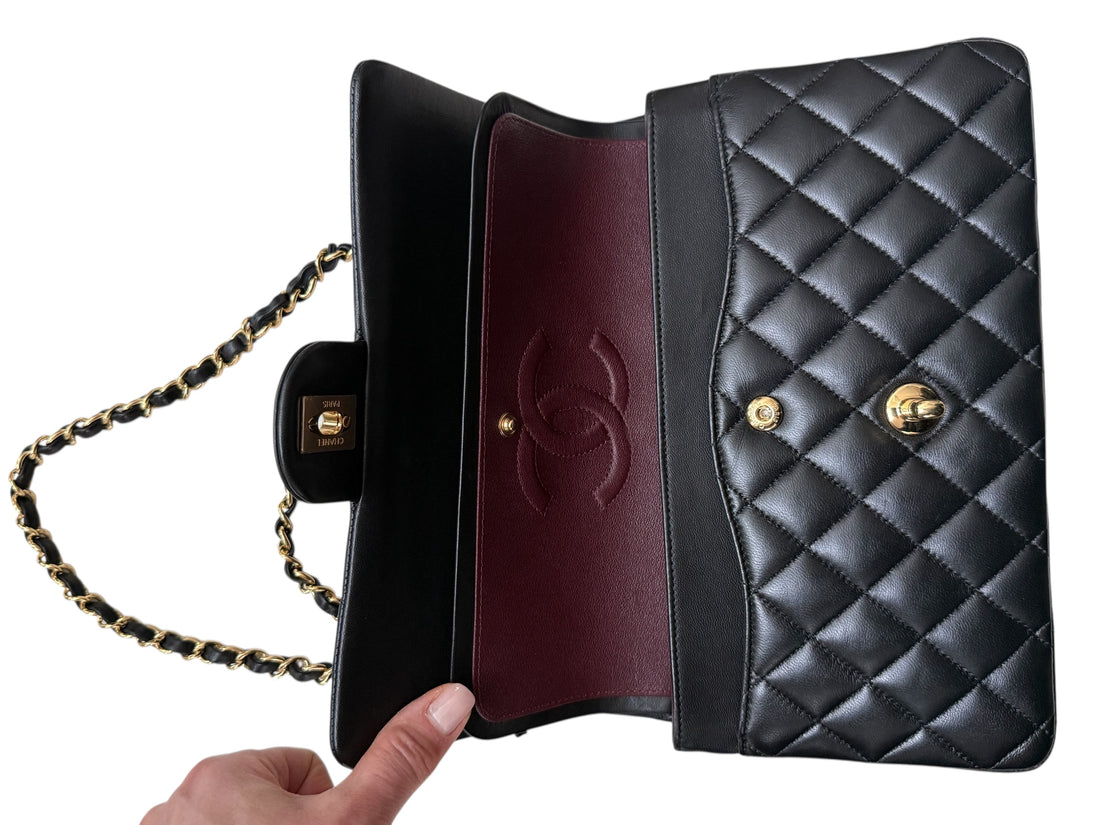 Chanel Classic Medium Timeless Double Flap Bag aus schwarzem Lammleder und goldfarbener Hardware