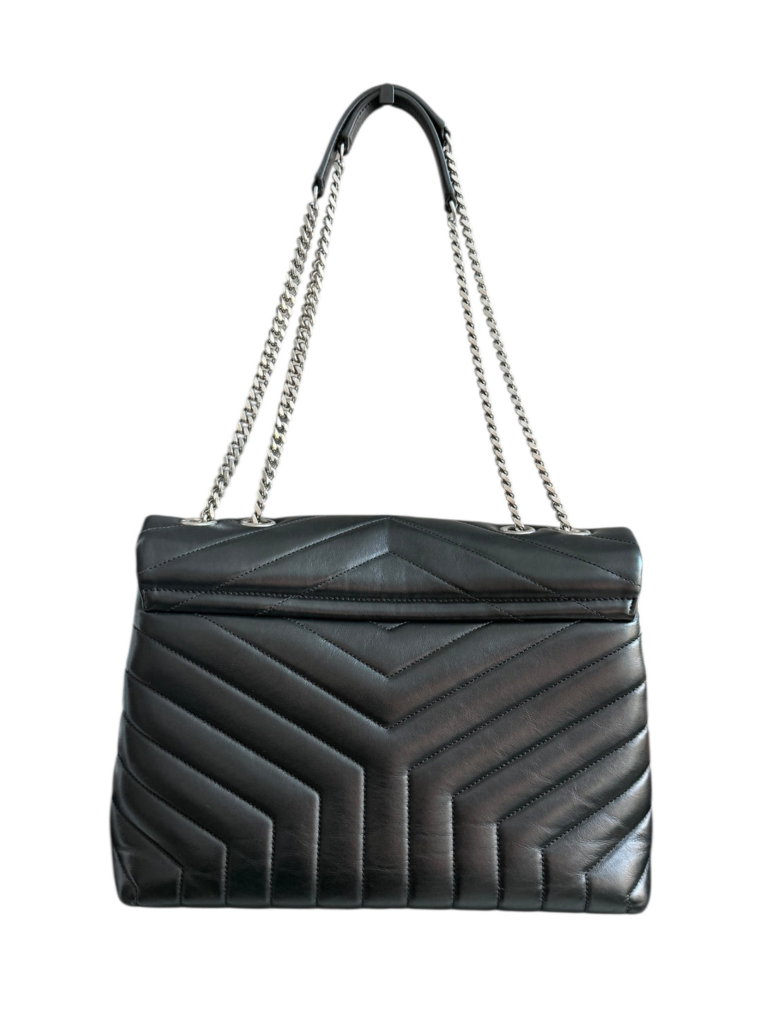 YSL Loulou Medium Tasche aus schwarzem Kalbsleder mit ineinandergreifenden YSL Initialen aus silberfarbenem Metall.