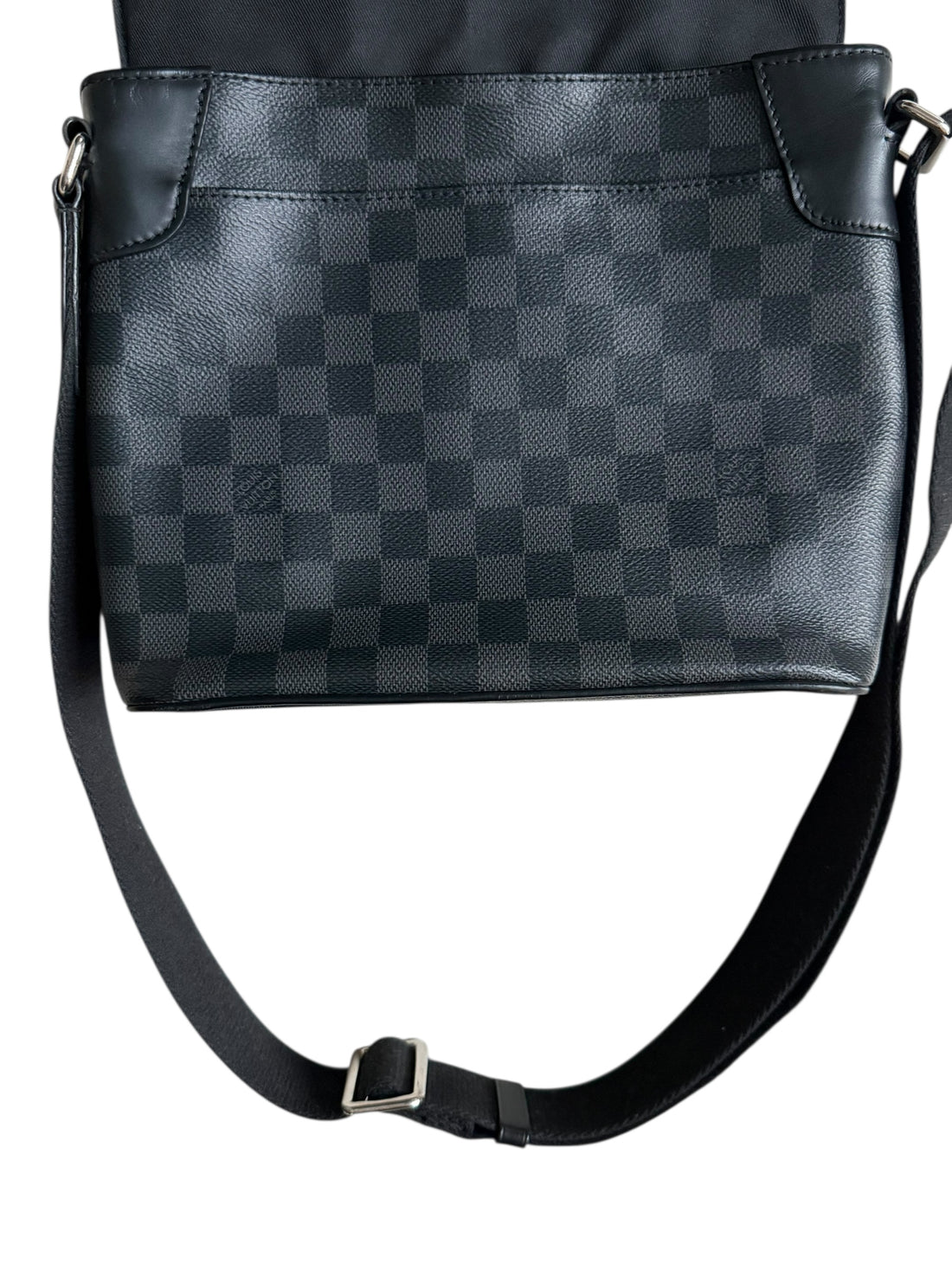Louis Vuitton District in Damier Graphite mit verstellbarem Schulterriemen aus Jacquard.