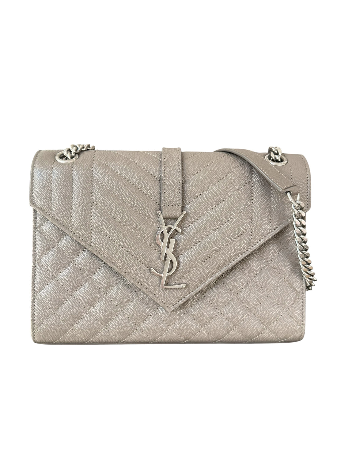 YSL Envelope Schultertasche aus Grain de Poudre-Leder Envelope Medium Mix Matelassé in der Farbe taupe/grau.