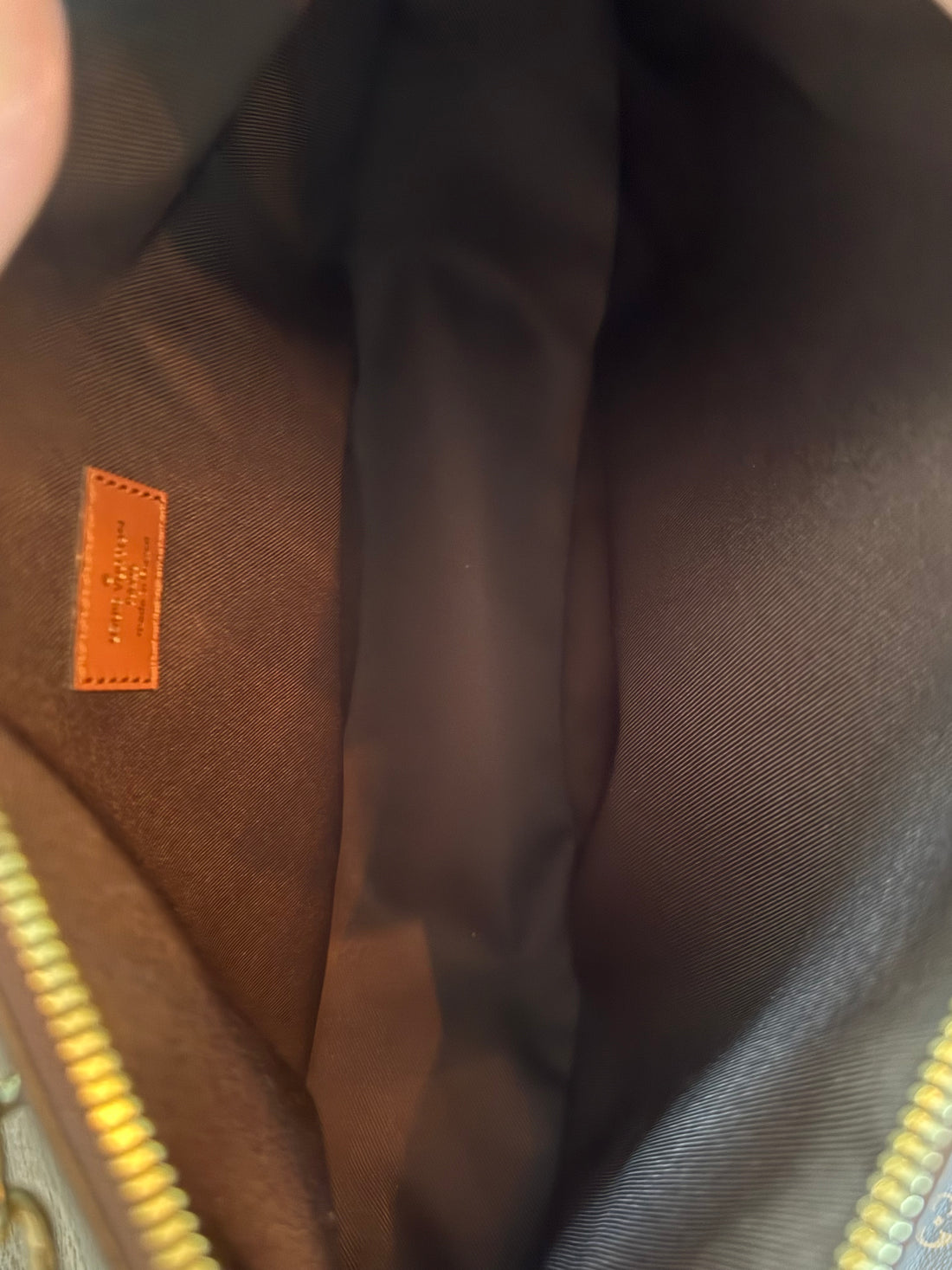 Louis Vuitton Loop Hobo Bag mit abnehmbarer Pochette aus beschichtetem Monogram Reverse Canvas.