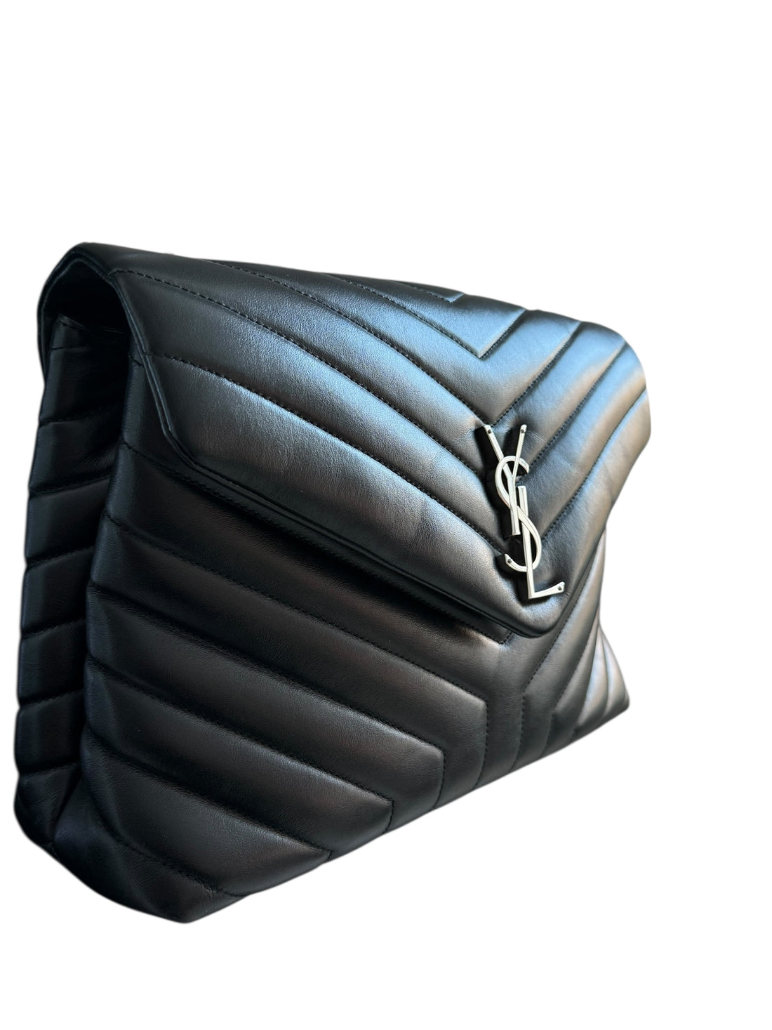 YSL Loulou Medium Tasche aus schwarzem Kalbsleder mit ineinandergreifenden YSL Initialen aus silberfarbenem Metall.