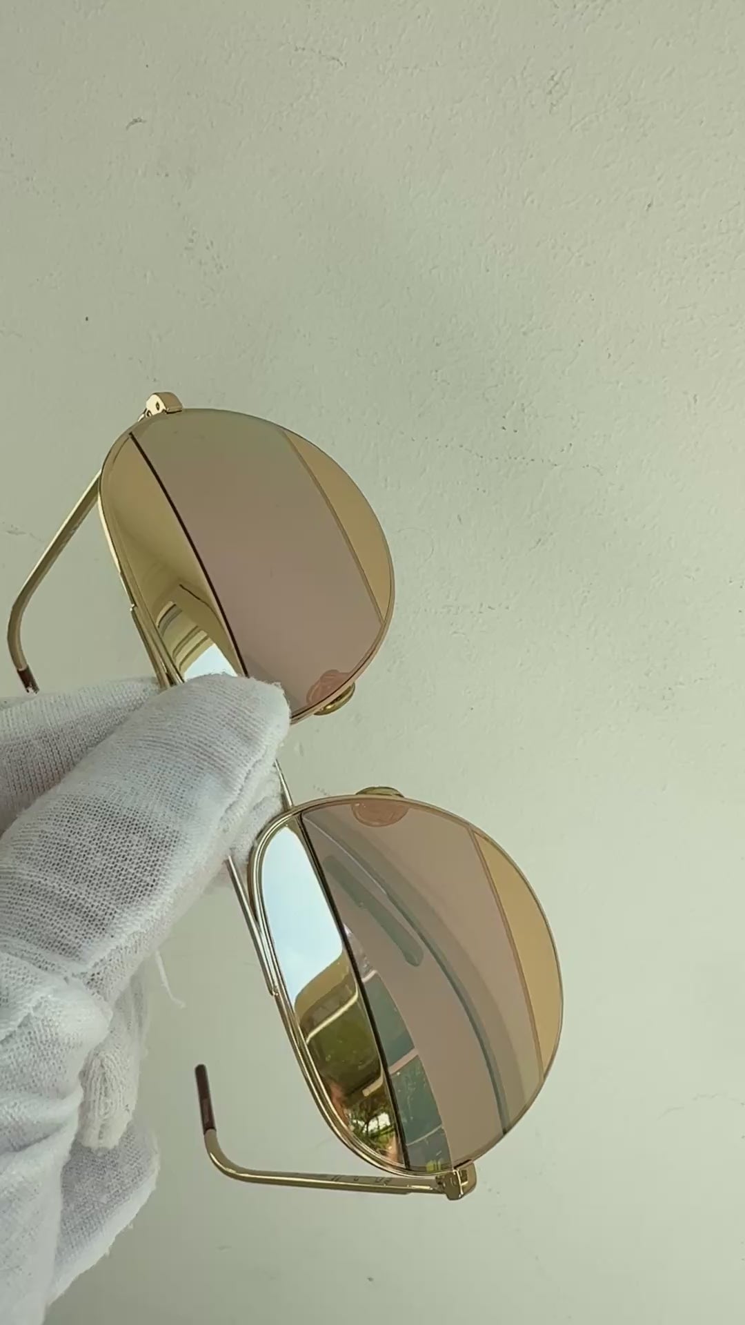 Christian Dior Split Sonnenbrille. Die Sommer 2017 „DiorSplit“ Sonnenbrille interpretiert eine klassische Form in einem grafischen Stil neu.