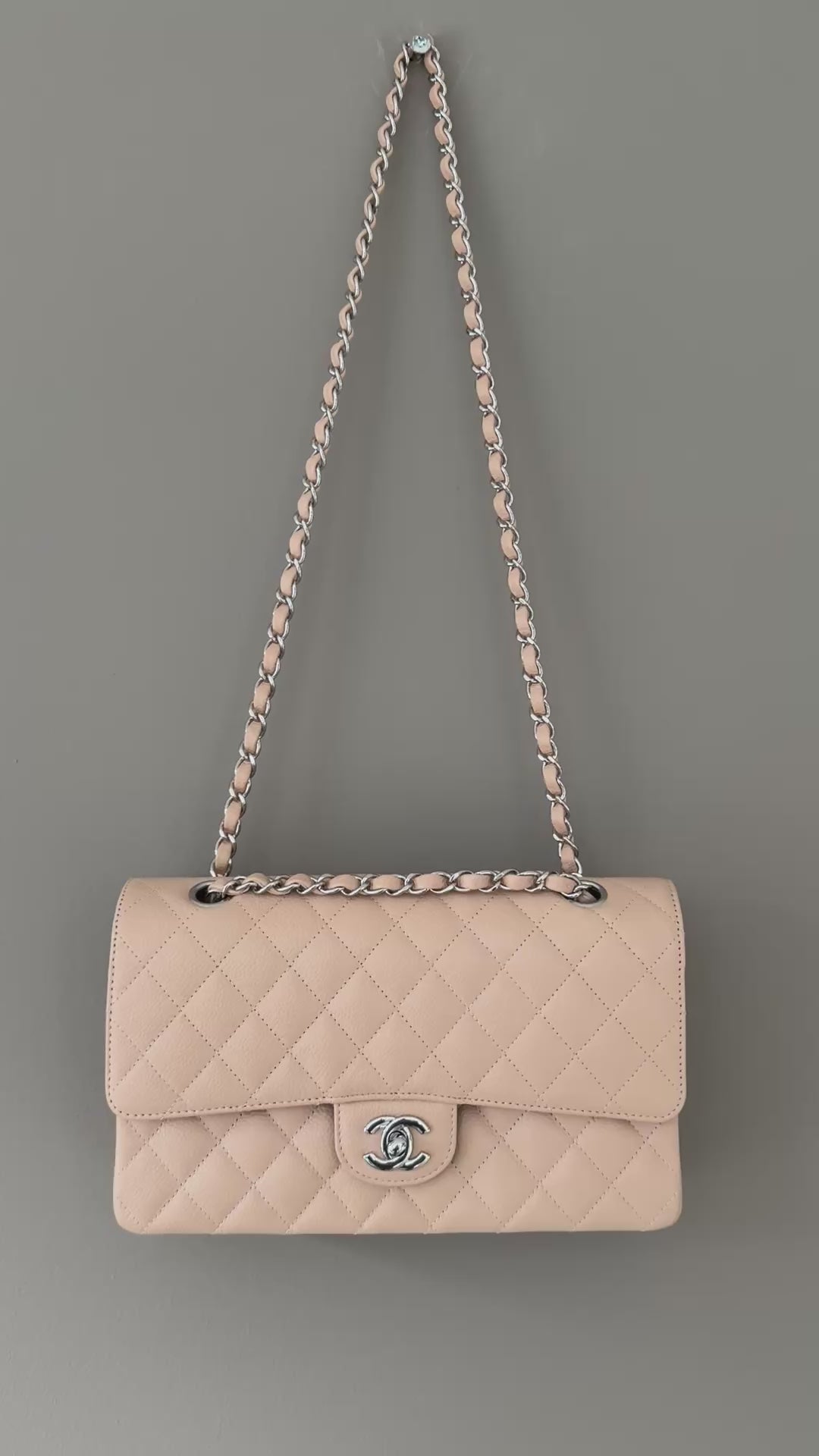 Chanel Classic Medium Double Flap Bag aus beigefarbenem Kaviar Leder und silberfarbener Hardware.