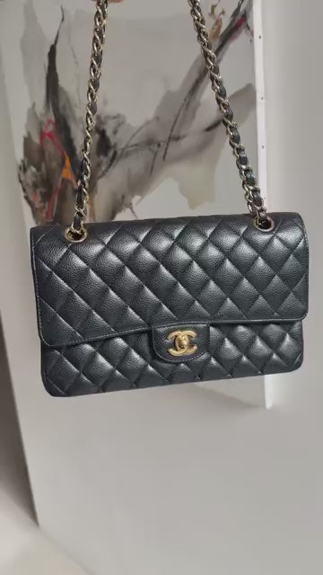 Chanel Classic Timeless Double Flap Bag Medium Caviarleder und goldfarbene Hardware